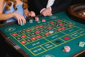 Studio live dealer dengan multi-camera menampilkan permainan blackjack dengan dealer nyata dan antarmuka chat pemain